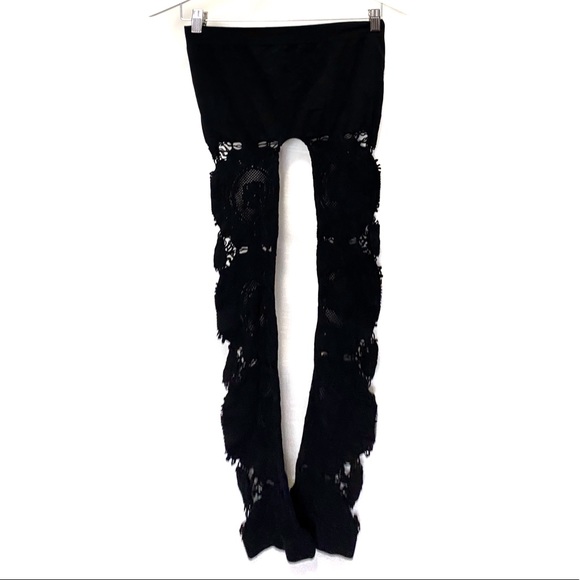 Hot Kiss Crochet Leggings - Picture 3 of 6